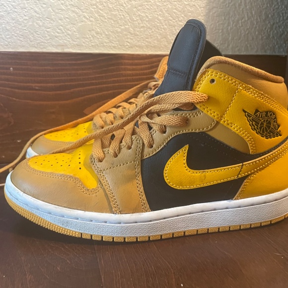Womens Air Jordan 1 Mid " Chutney" - Picture 6 of 6